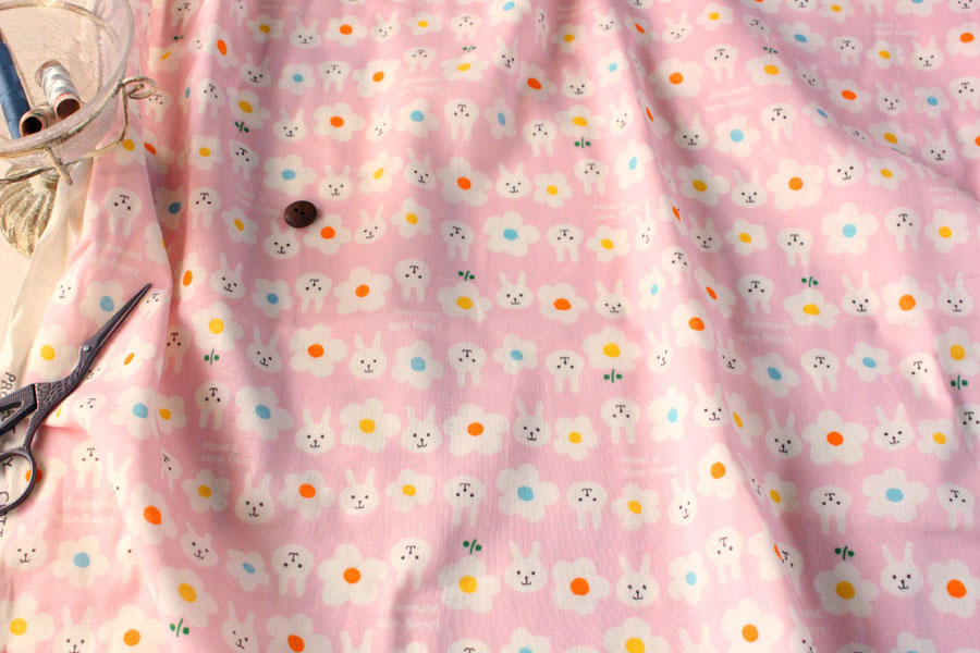 布・生地の販売/通販 takarabako fabrics【綿（コットン）ダブルガーゼ うさぎちゃんとお花 ピンク】