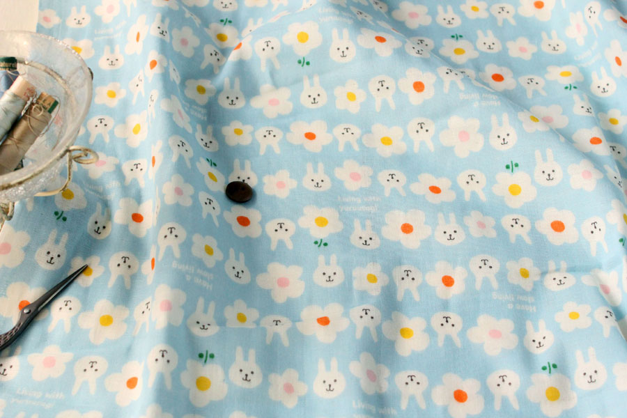 布・生地の販売/通販 takarabako fabrics【綿（コットン）ダブルガーゼ うさぎちゃんとお花 ブルー】