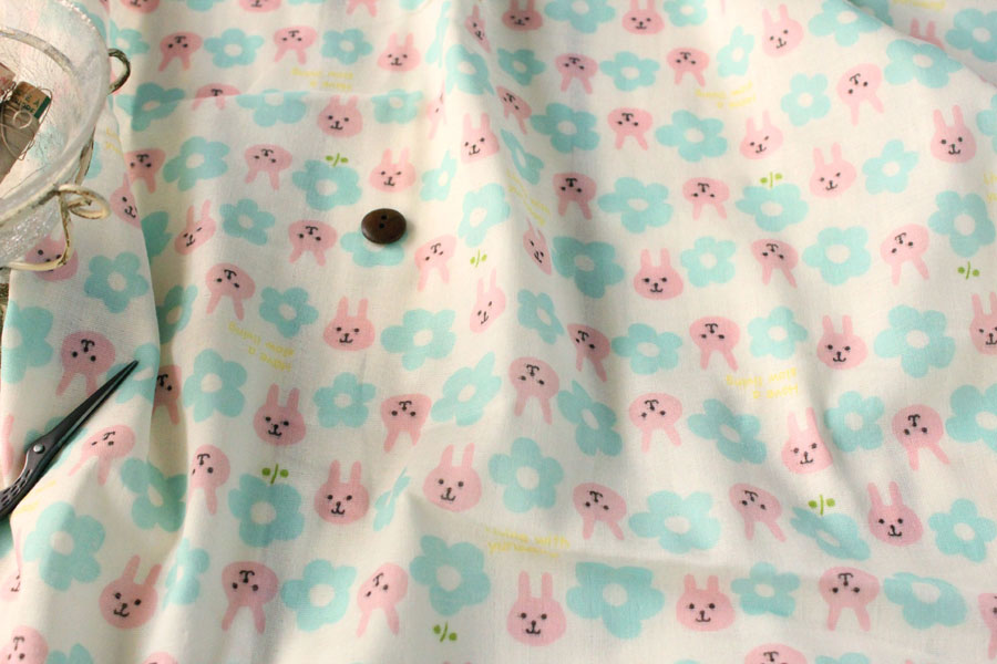 布・生地の販売/通販 takarabako fabrics【綿（コットン）ダブルガーゼ うさぎちゃんとお花 生成り】